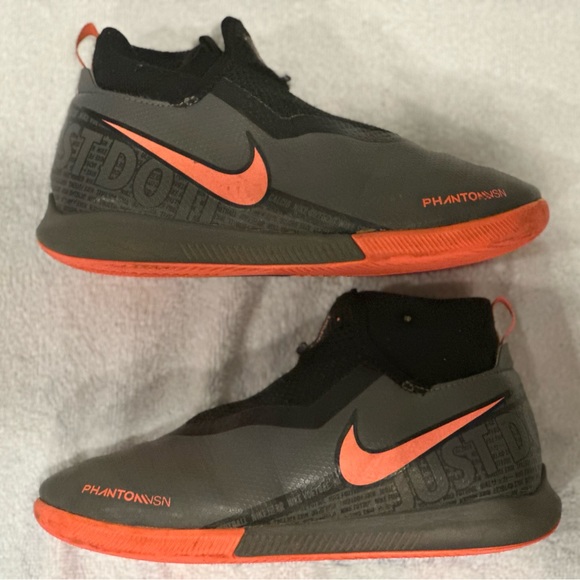 Boys Sz 2Y Nike Phantom Indoor Soccer Shoes - Picture 1 of 3